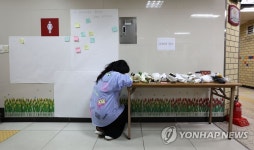 신당역 화장실 앞에 마련된 추모공간