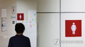 신당역 화장실 앞에 마련된 추모공간