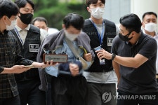 영장실질심사 법정 들어가는 여성 역무원 살해범