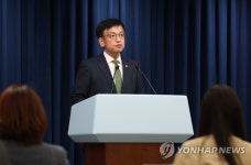 윤대통령 순방 경제일정 브리핑하는 최상목 경제수석