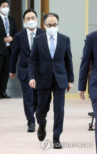 입장하는 이원석 신임 검찰총장