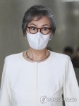 윤리위 회의실로 이동하는 이양희 윤리위원장