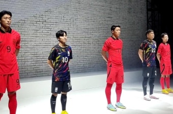 새 유니폼을 입은 남녀 축구대표팀 선수들
