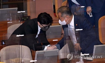 인사 나누는 이상민·한동훈 장관