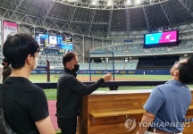 고척돔 더그아웃을 살펴보는 MLB 사무국 관계자