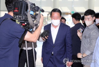 경찰에 출석하는 최영일 순창군수