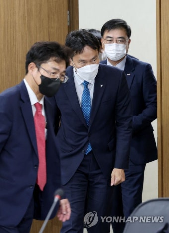 상장기업 유관기관 간담회 참석하는 이복현 금감원장