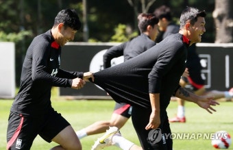 손흥민, 김민재에게 수비 시범?