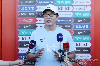 인터뷰하는 황선홍 올림픽 축구대표팀 감독