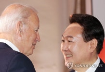대화 나누는 한미정상