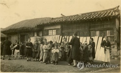 샘골에서 아이들을 인솔하는 농촌계몽운동가 최용신