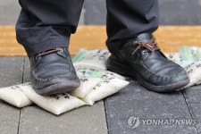 수입산 쌀 사용 기업에 대한 농민들의 항의