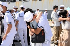 파병 청해부대 37진 진해 입항…2년 7개월 만에 가족 초청 행사