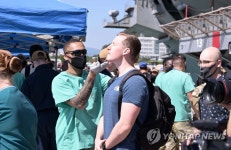 코로나19 검사받는 승조원