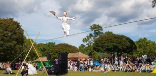 여성 어름사니의 아찔한 줄타기