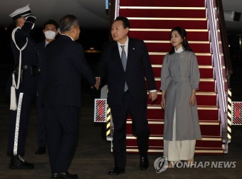 3개국 순방 마치고 귀국하는 윤석열 대통령 내외