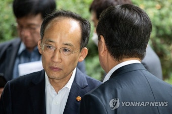 대화하는 추경호 경제부총리와 김대기 대통령비서실장