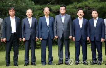제4차 고위당정협의회 기념 촬영