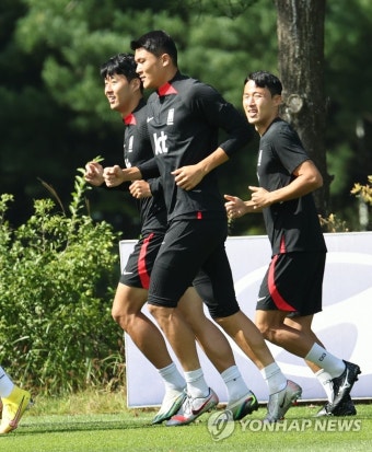 러닝으로 몸 푸는 손흥민과 김민재