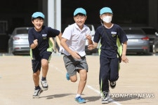 아, 시원해 마스크 벗은 초등학교 가을운동회 함박웃음