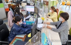 한복 입고 근무하는 공주시청 민원실 공무원
