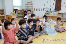 보육프로그램 참관하는 윤석열 대통령