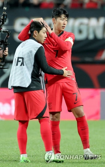 이강인과 포옹하는 손흥민