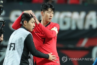 벤치 지킨 이강인 격려하는 손흥민