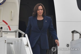 전용기에서 내리는 해리스 미국 부통령