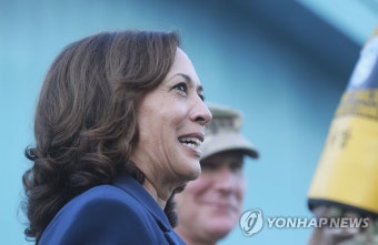 판문점 둘러보는 해리스 미 부통령