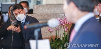 국민의힘 시위 바라보는 진성준
