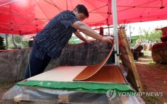 물질 작업을 하는 안치용 한지장