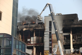 화성 제약회사 화재 진압하는 소방관들