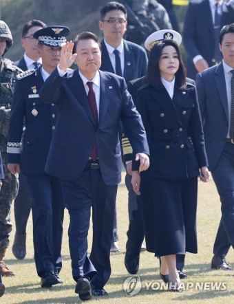 국군의날 기념식 입장하는 윤석열 대통령 내외