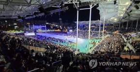 시민들로 꽉 들어찬 댄싱카니발 관중석