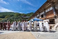 국보 301호 화엄사 괘불 이운식