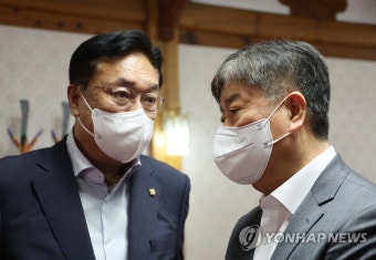 대화하는 정진석 비대위원장과 김대기 대통령비서실장