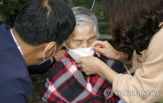 얼마 만에 잡는 엄마 손…요양병원 대면면회에 가족들 반색