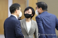 대화하는 오유경 식약처장