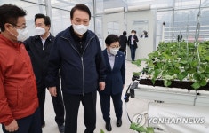 스마트팜 현장 시찰하는 윤 대통령