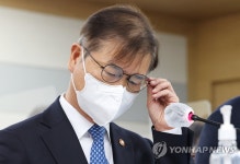 안경 올려쓰는 이정식 고용노동부 장관