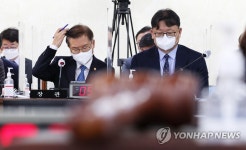 머리카락 넘기는 이정식 고용노동부 장관