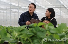스마트팜 체험해보는 윤석열 대통령
