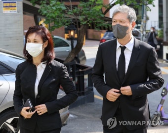 김동길 교수 빈소 조문 온 노소영-노재헌