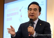 선거법 개정을 위한 영남권 합동토론에서 축사하는 박홍근 원내대표