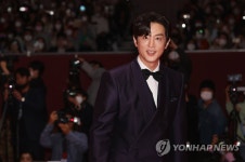 포즈 취하는 권율
