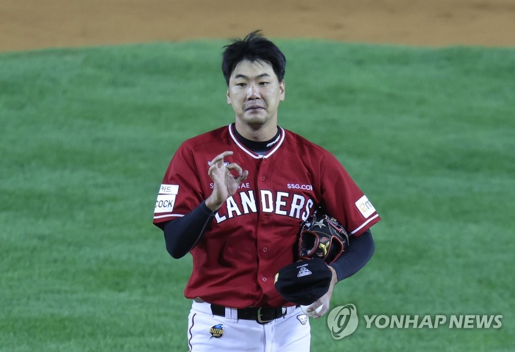 SSG 랜더스, 김광현의 투구와 정준재의 활약으로 두산 베어스에 5-2 승리를 거두며 개막 2연승 달성