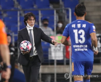 공 건네주는 홍명보 감독