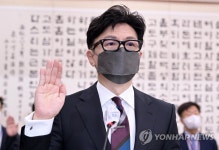 증인 선서하는 한동훈 법무부 장관