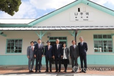 나주학생독립운동기념관 방문해 기념사진 찍은 하토야마 전 총리